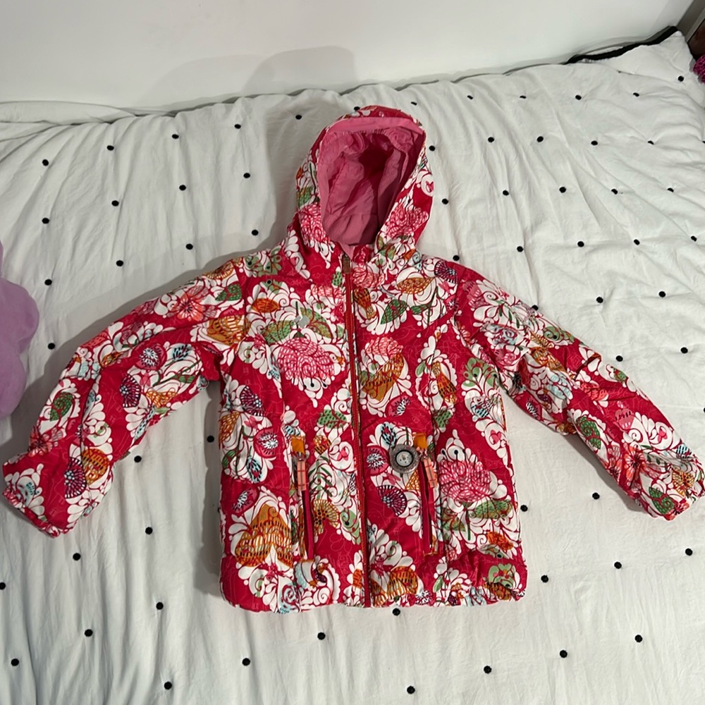 Obermeyer snow separates. Coat size 7, pants size 6. I grow feature.